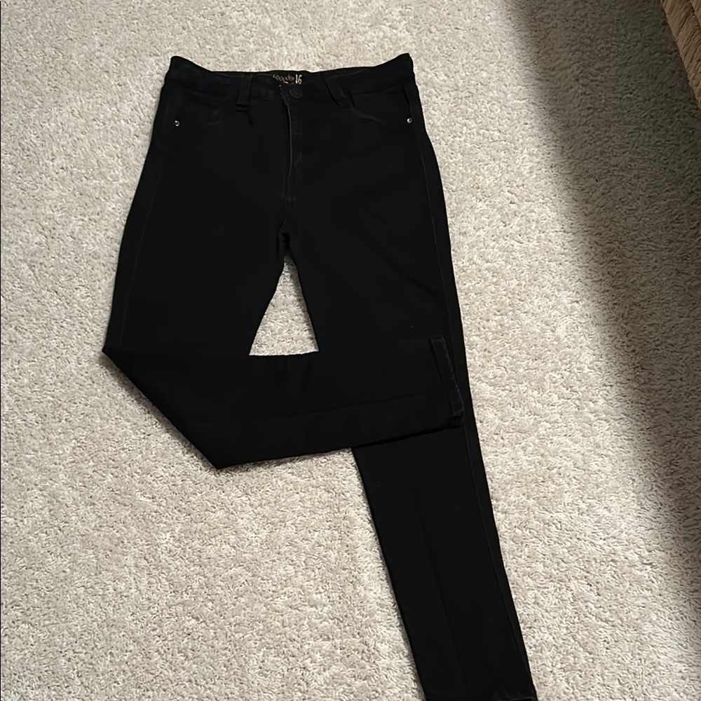 Comfortable, black, close-fitting jean